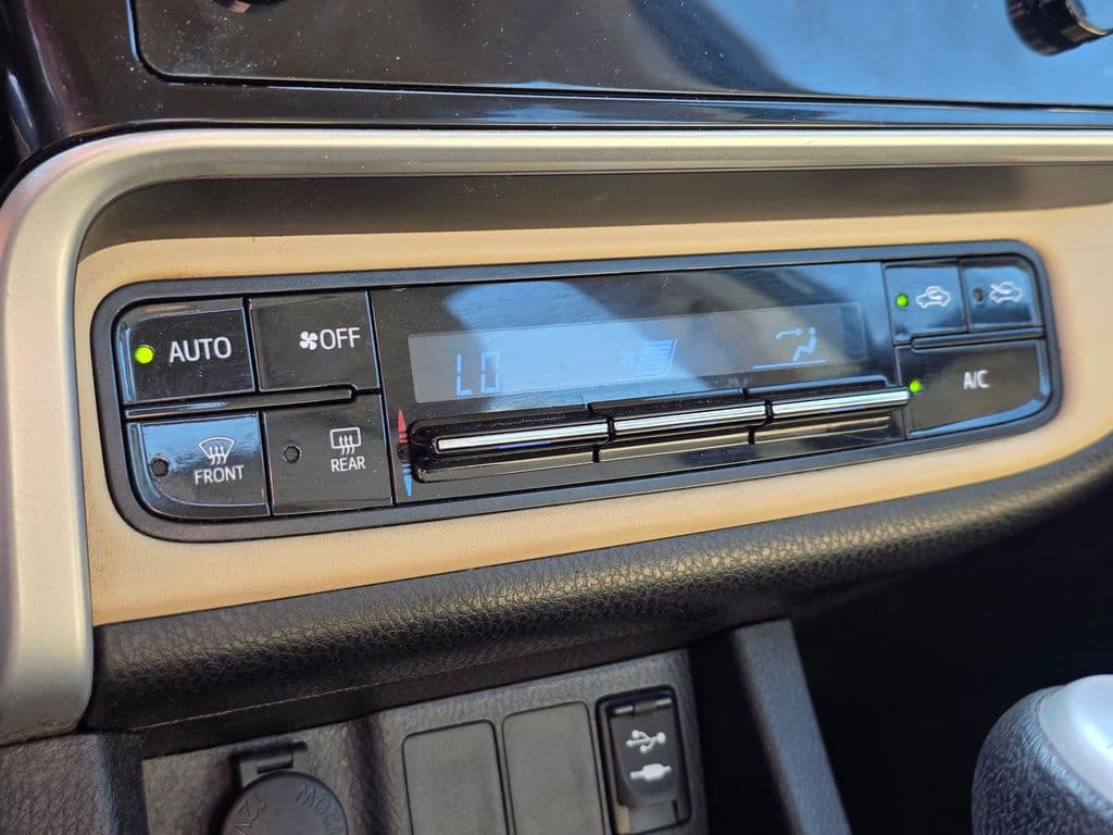 2017 Toyota Corolla LE - Photo 26
