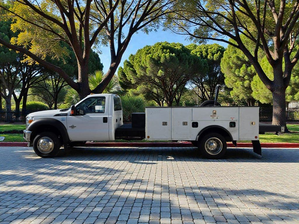 2012 Ford F-550SD XL - Photo 2