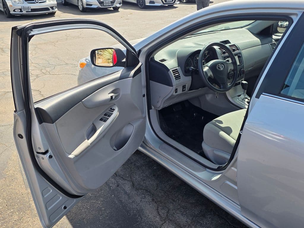 2013 Toyota Corolla LE - Photo 40
