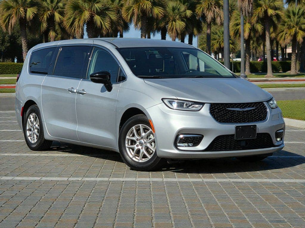 2024 Chrysler Pacifica Touring L - Photo 2
